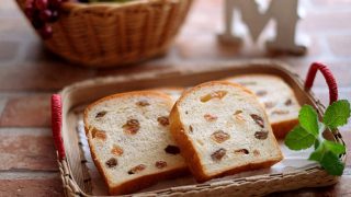 レーズンたっぷり「ぶどうパン」、自家製オレンジピールとオーブン仕事