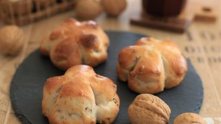 お花の形の「くるみパン」とアレンジの「くるみあんパン」焼きました