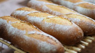 フランスパンと、チキントマトシチューでランチタイム