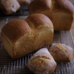 苺酵母のパンが焼けています「食パン」「リュスティック」