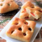 本日のパンは、自家製レーズン酵母で「フォカッチャ」と「食パン」