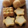 ターメリック生地のパン3つ「カレー食パン」「ミニガーリックちぎりパン」「星のイン